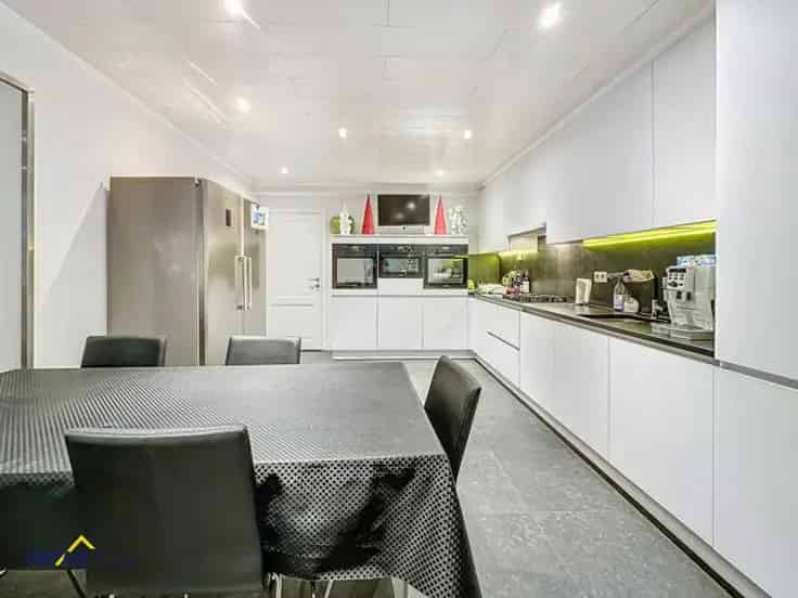 Huis Te Koop Herdersem: Ruime woning met loods en grote tuin