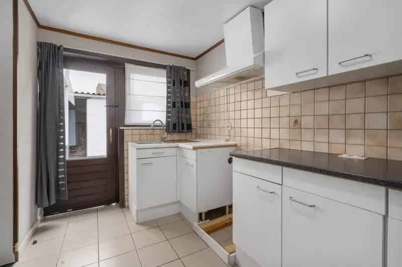 Te renoveren woning in Impe met 3 slaapkamers en garage