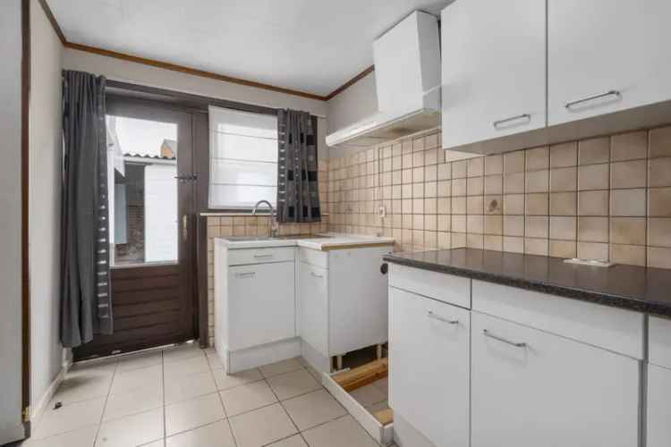 Te renoveren woning in Impe met 3 slaapkamers en garage
