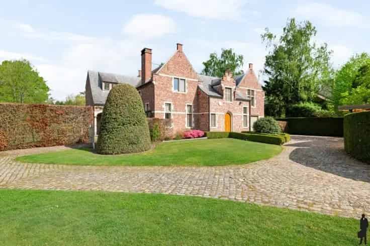 Villa Te Koop: Exclusieve Villa met Zwembad en Conciërgewoning
