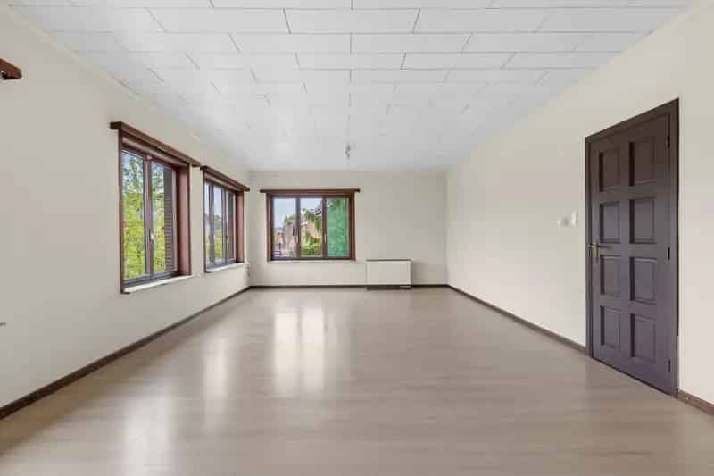 Ruim appartement te huur 3 slaapkamers grote zolder te renoveren