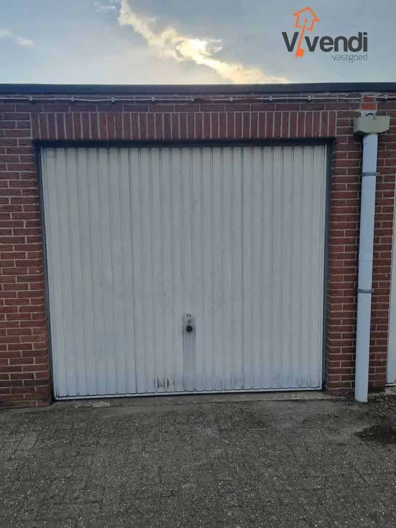Verschillende garageboxen te huur.