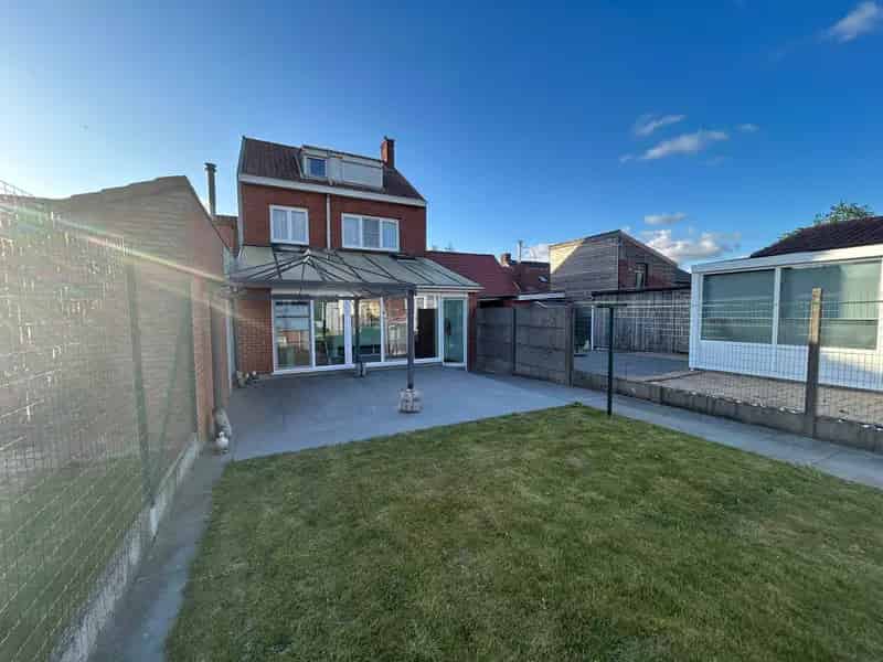 Huis te huur: 4 slaapkamers, 3 garages, tuin