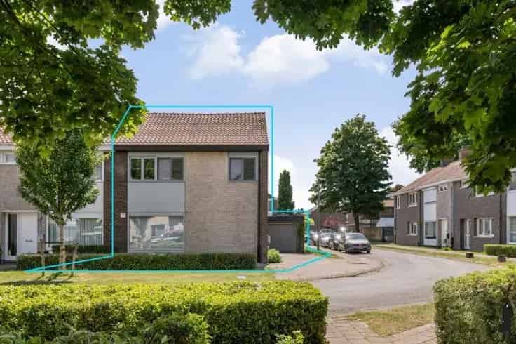 Huis Te Koop: Instapklare gezinswoning met garage