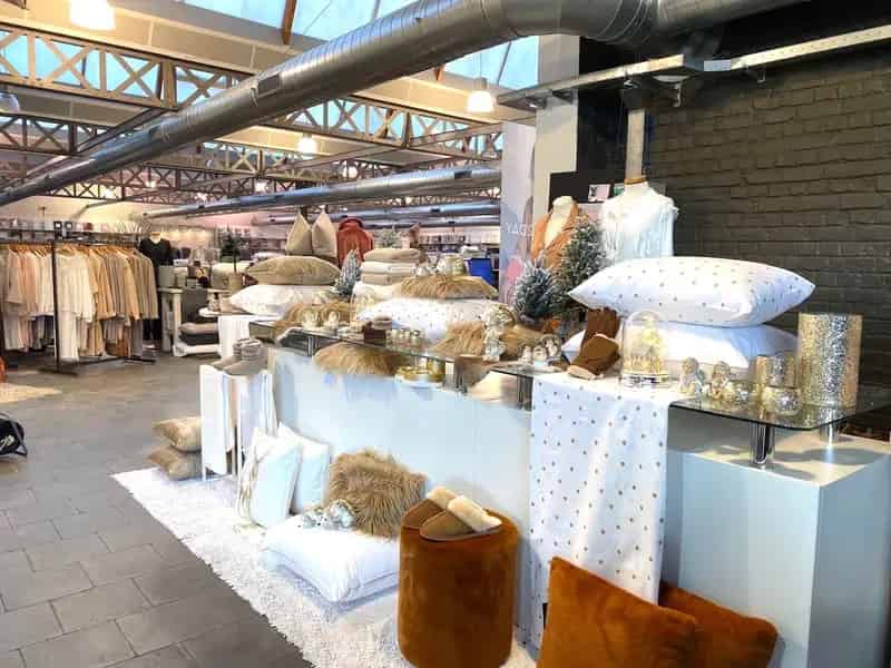 Veelzijdig bedrijfsgebouw met grote tuin en centrale ligging te Deerlijk