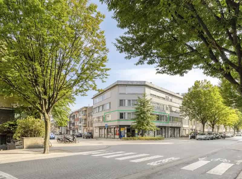 Ruim Hoekappartement Nabij Rivierenhof
