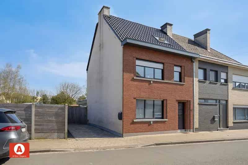 Halfopen bebouwing gerenoveerd met bureau