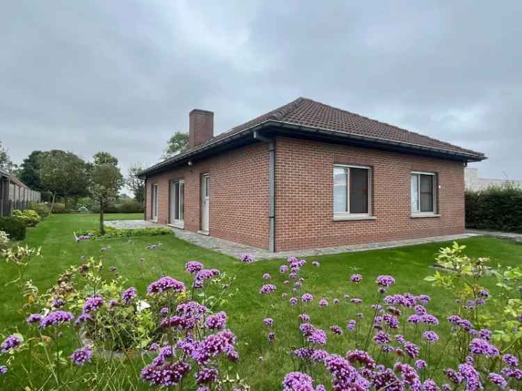 Te koop gelijkvloerse villa met tuin en garage in landelijke omgeving