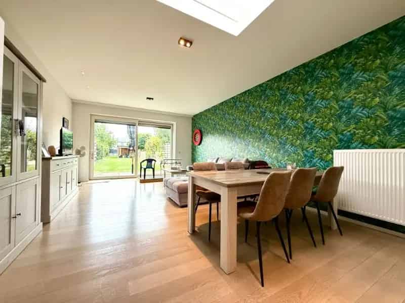 Moderne rijwoning met 2 slaapkamers, tuin en parkeerplaats