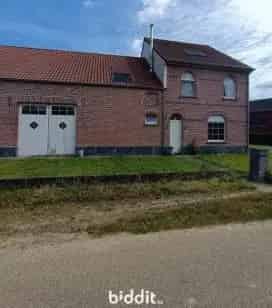 Charmante hoeve met weiland en stallen