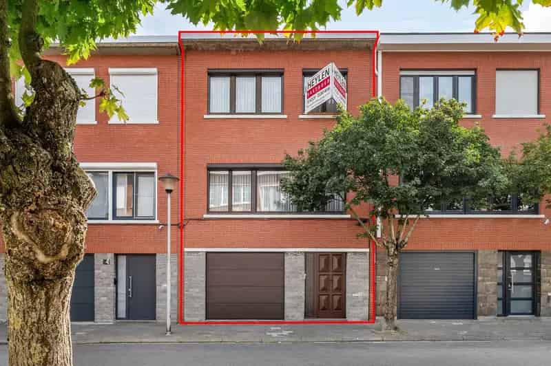 Op te frissen woning met 3 slaapkamers, tuin en garage te koop in Hoboken!