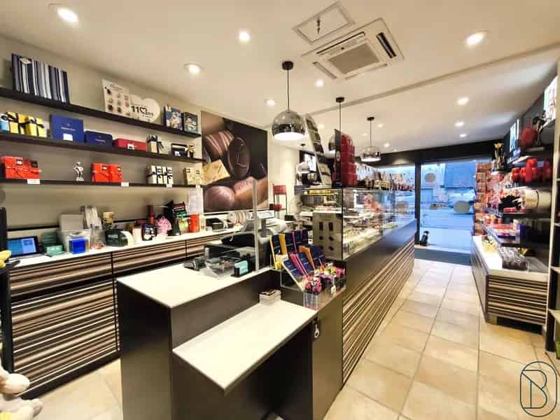 Handelspand met Appartement en Tuin te Huur