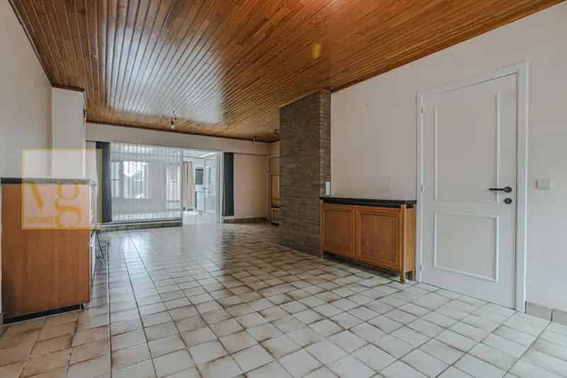 Te renoveren woning met garage en tuin