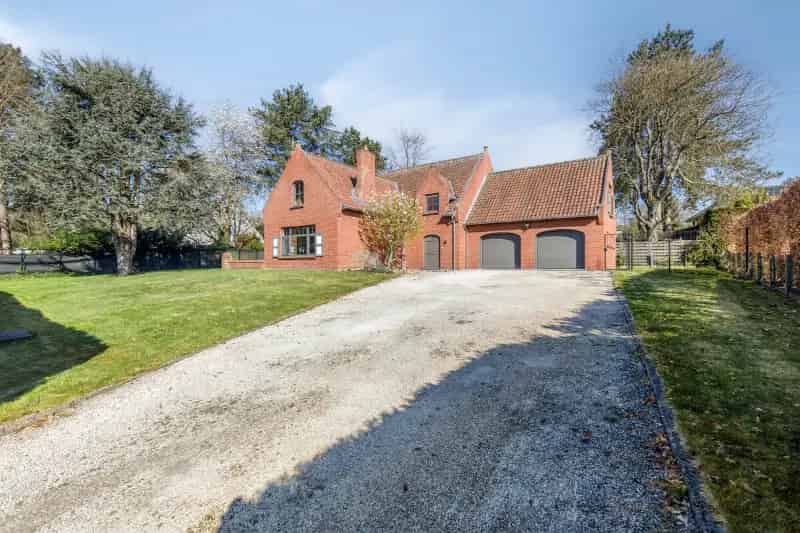 Huis te huur Sint-Martens-Latem: Ruime villa met 5 slaapkamers en tuin
