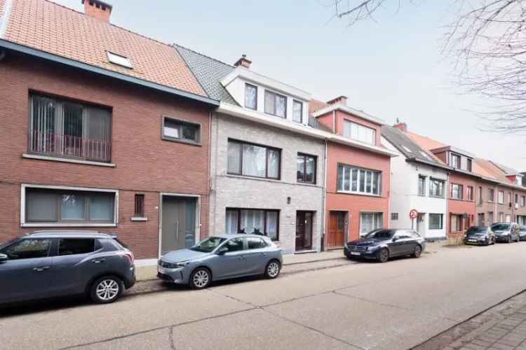 Huur ruime woning in Brasschaat met 4 slaapkamers en tuin