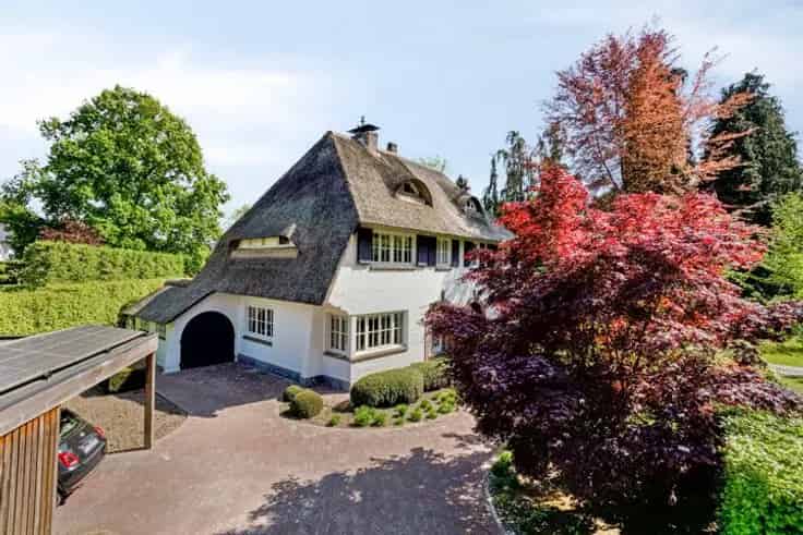 Huis Te Koop - Stijlvolle woning met rieten dak 3-4 slaapkamers