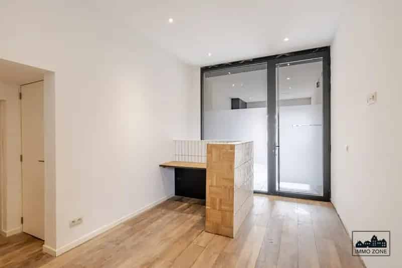 Handelspand met Duplexappartement Hemiksem Centrum