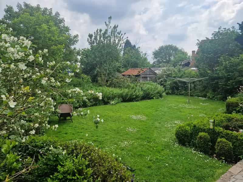 Huis te huur: Open bebouwing te renoveren met ruime tuin