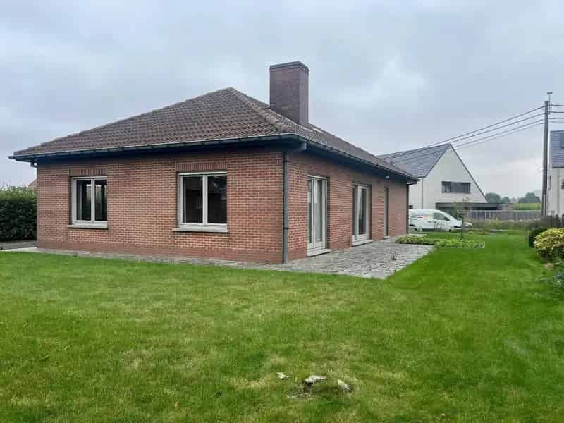 Huis te huur: Gelijkvloerse villa met 2 slaapkamers en garage