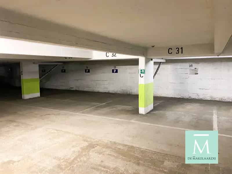 4 Autostaanplaatsen te Koop Nabij Louizalaan Brussel