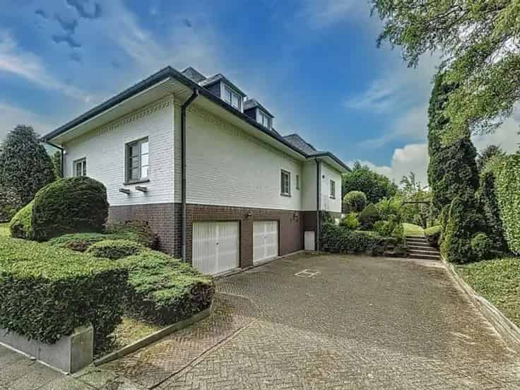 Villa Te Koop in Uitstekende Staat Nabij Scholen en Openbaar Vervoer