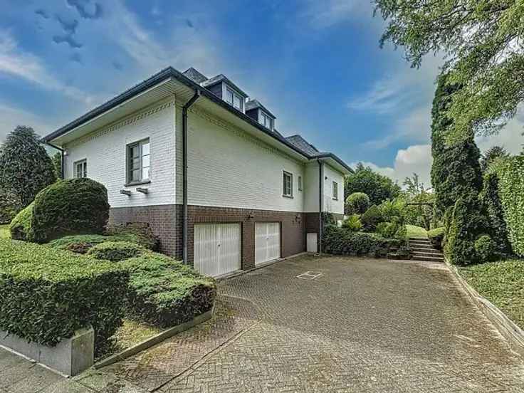 Villa Te Koop in Laeken met 4 slaapkamers en garage voor 2 auto's