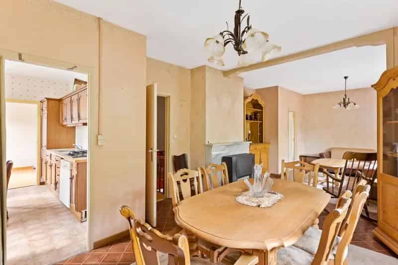 Te renoveren woning met 4 slaapkamers Wilrijk
