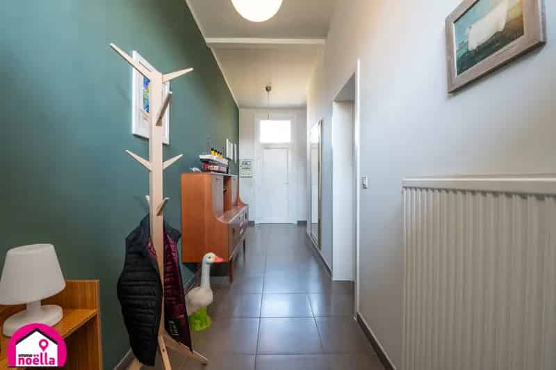Lichtrijke Hoekwoning met Dubbele Garage te Koop