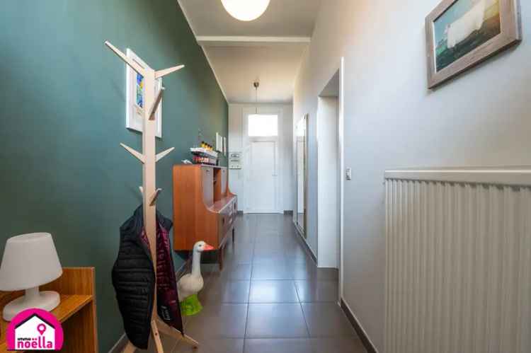 Lichtrijke Hoekwoning met Dubbele Garage te Koop