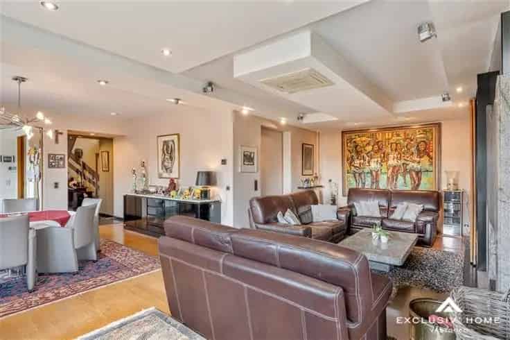 Villa te koop: Ruime gezinswoning met zwembad