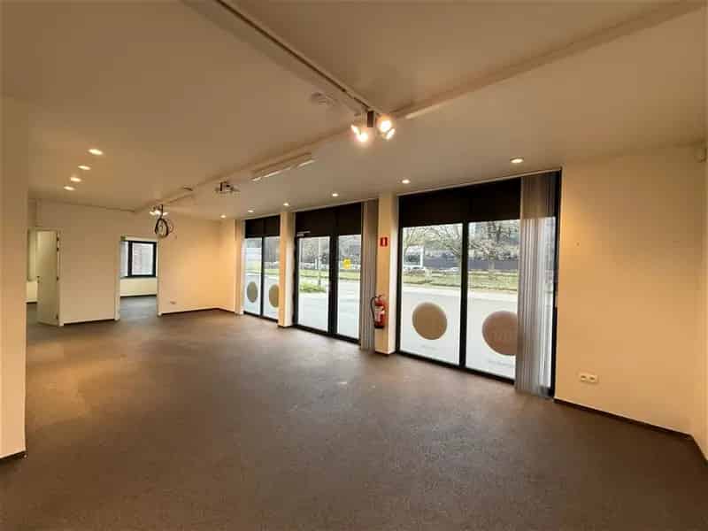 Bedrijfsruimte met Magazijn en Moderne Kantoren