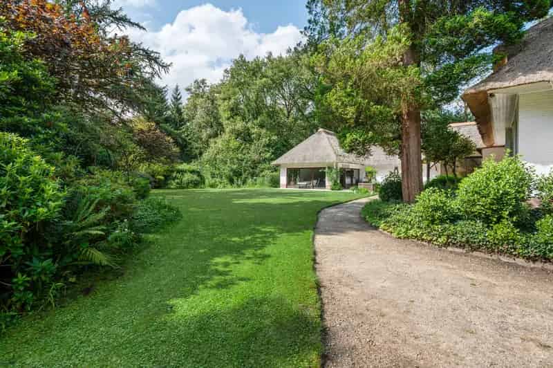 Huis te koop Schoten: Romantische villa met zwembad en grote tuin
