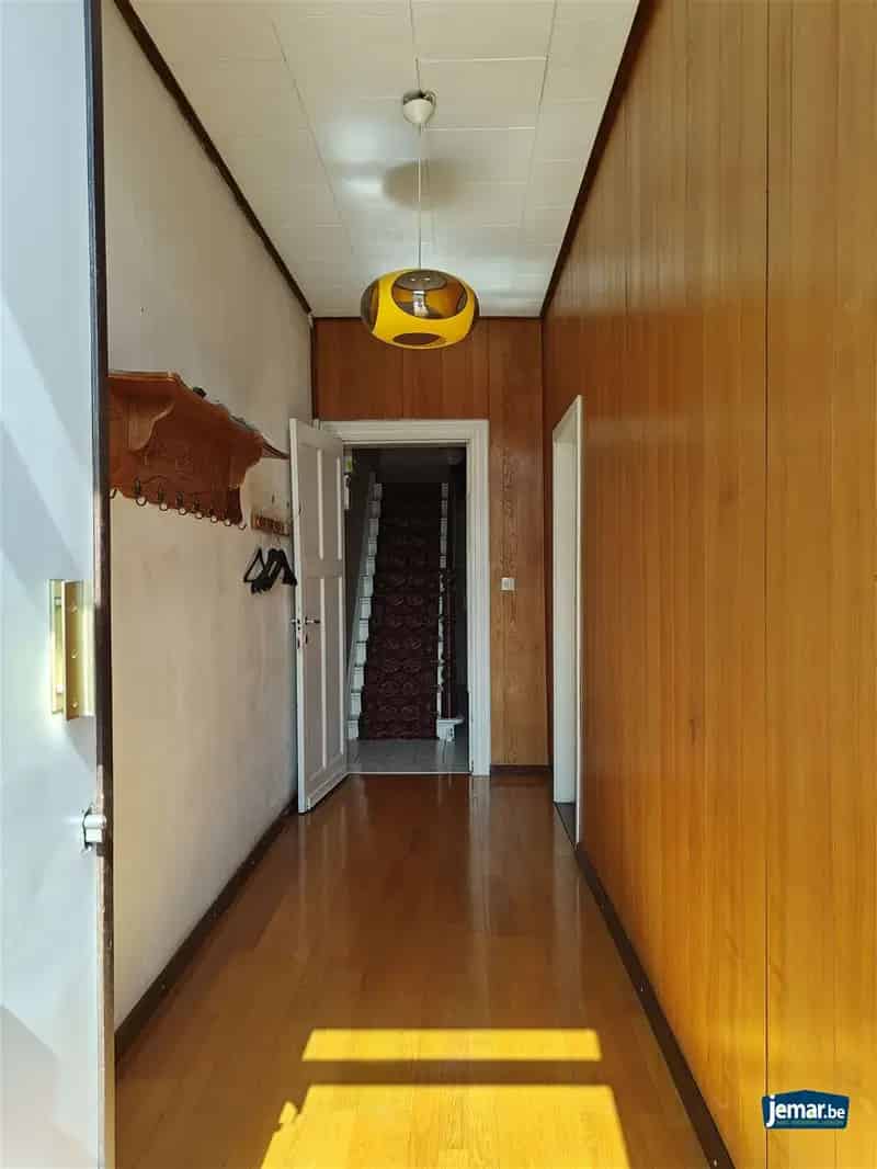 Ruime te renoveren woning met tuin en garages Maasmechelen