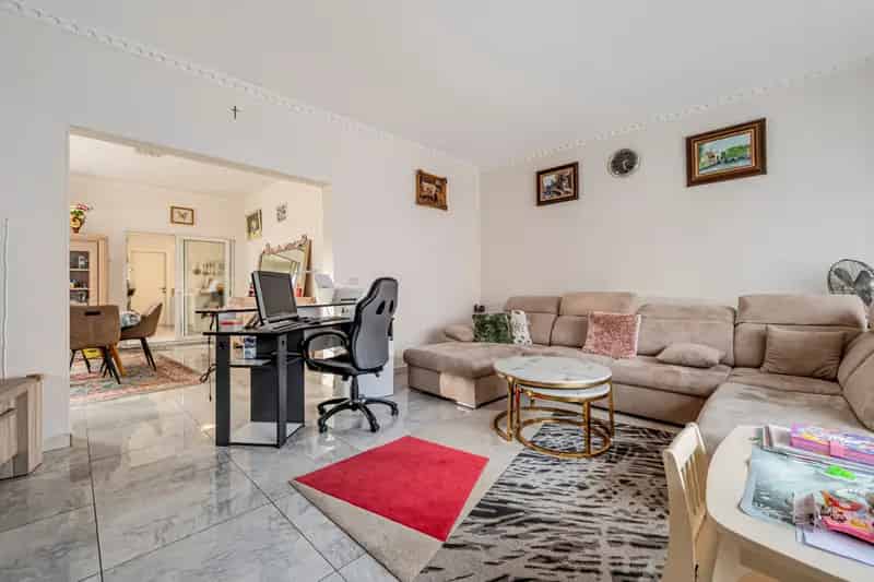 Huis te koop Waasmunster: Grote woning op te frissen