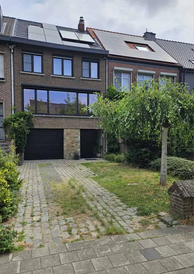 Huis te koop Schoten: Rustige gezinswoning met 4 slaapkamers en tuin