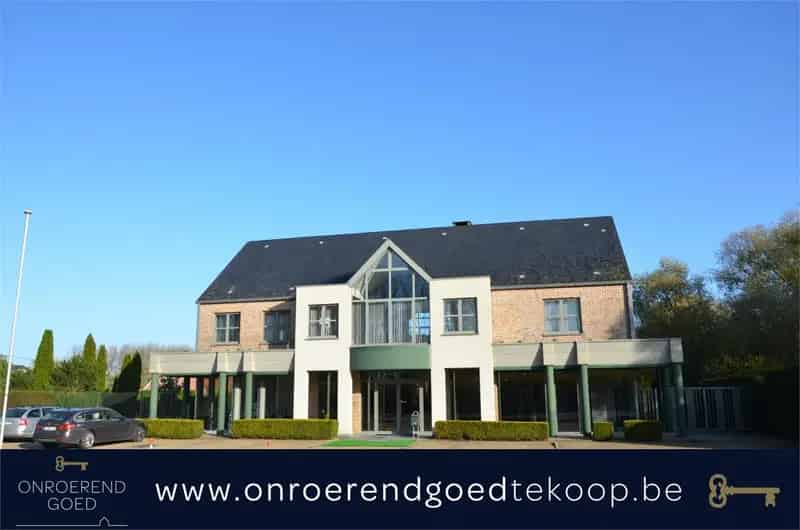 Ruim Duplex Appartement met Winkel en Serres