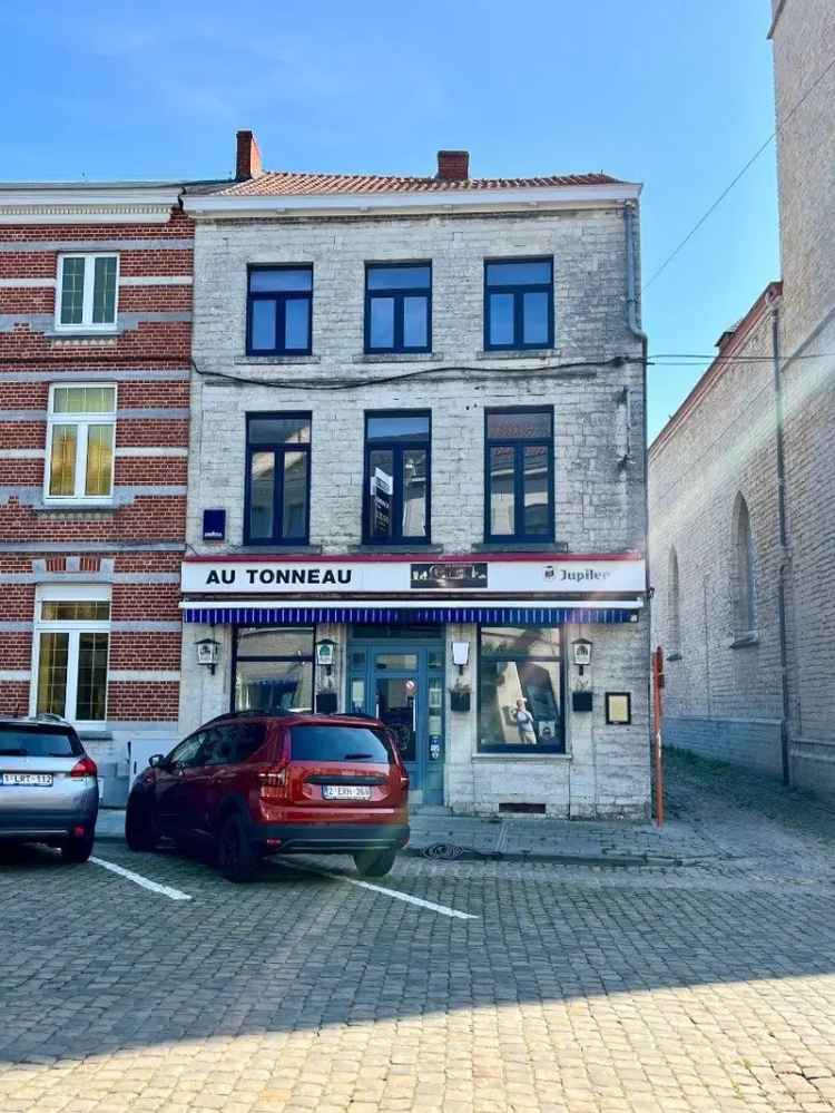 Een ruim handelspand met 2 woonverdiepingen en  terraskoer van 27.50m²