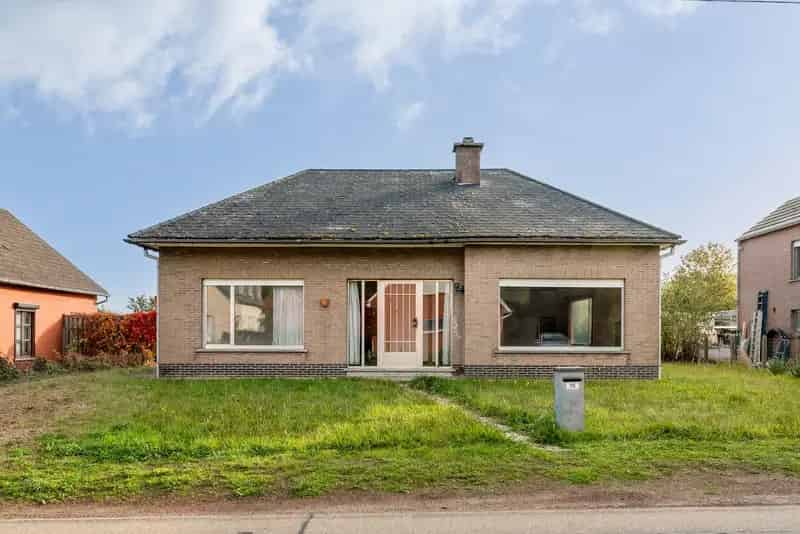 Op te frissen woning met zicht op groen