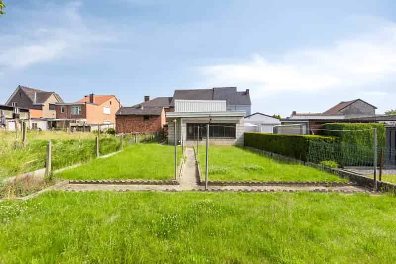 Ruime gezinswoning te koop met werkplaats en tuin