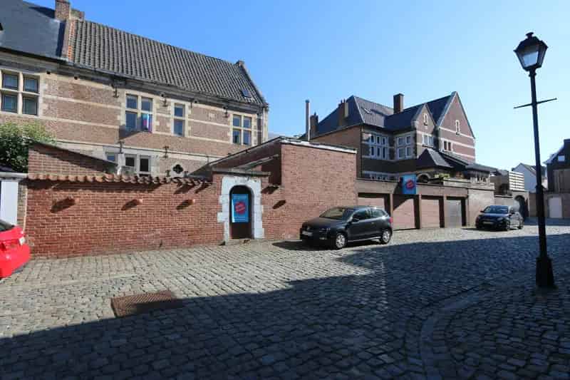 Authentieke Begijnenwoning 1655 te Huur met 6 Garageboxen