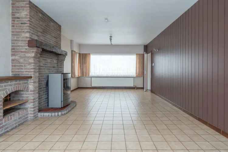 Op te frissen woning met o.a. 3 slpks en garage op 295m².