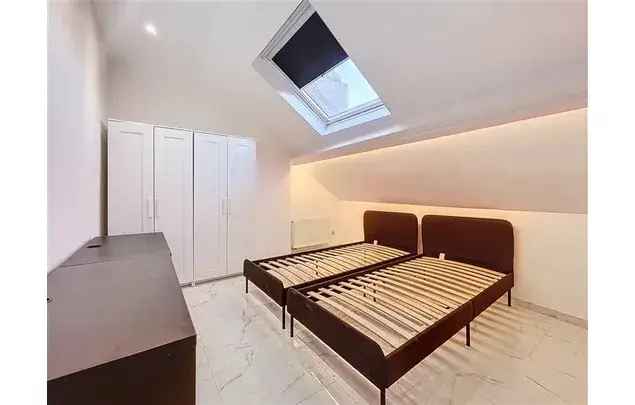 Huur 4 slaapkamer appartement van 98 m² in Brussels