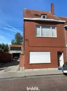 Halfopen Woning Te Renoveren met Opslagplaats