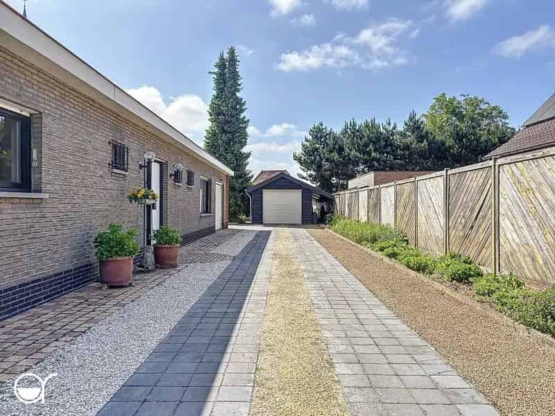 Rustig Gelegen Bungalow met Tuin en 2 Garages Vosselare