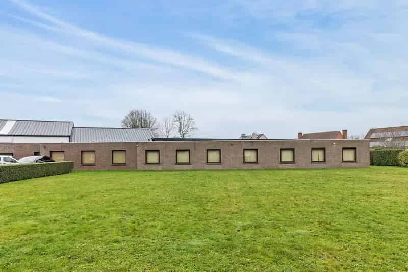 Bedrijfsgebouwen met woonst en gronden 5975m2