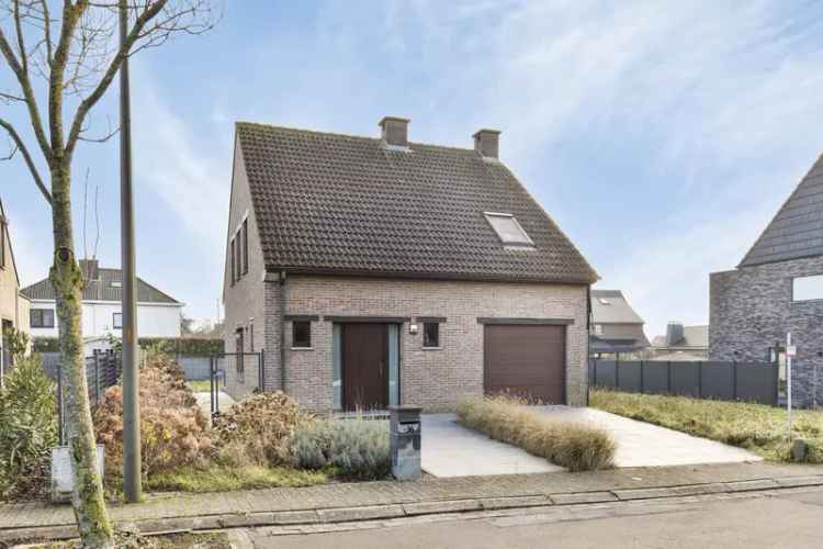 Te koop charmante driegevelwoning in Lembeek met tuin en 3 slaapkamers