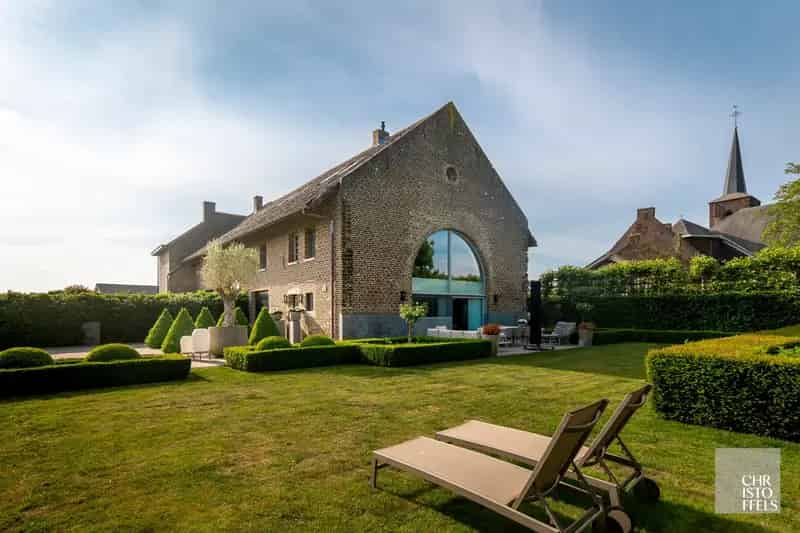 Tijdloze Elegantie: Gerenoveerde Woning 303m²