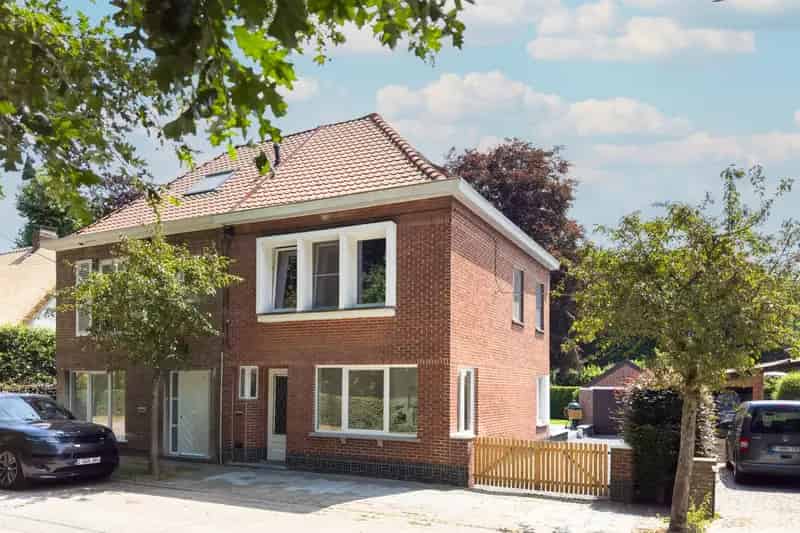 Gerenoveerde gezinswoning te koop met garage nabij Gent