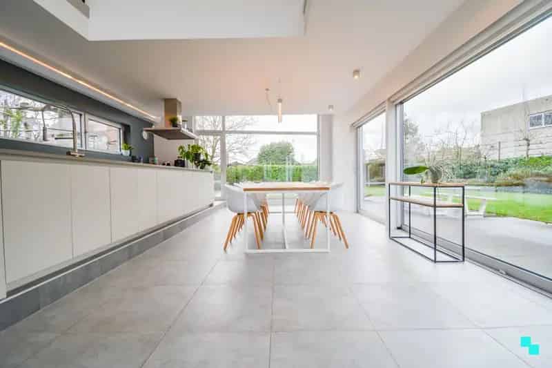 Moderne woning met zwembad te Izegem