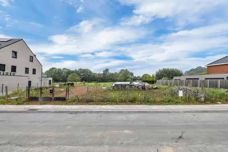 Perceel bouwgrond rustige strategische locatie